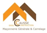 Logo de CAUSSE CONSTRUCTION (SASU) montrant deux chevrons superposés orange et marron. Services : Maçonnerie Générale & Carrelage.
