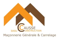Logo de CAUSSE CONSTRUCTION (SASU) montrant deux chevrons superposés orange et marron. Services : Maçonnerie Générale & Carrelage.